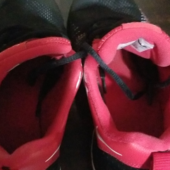 Nike Hustle Quick Shoes Black Red Size 4Y Youth - Picture 6 of 10